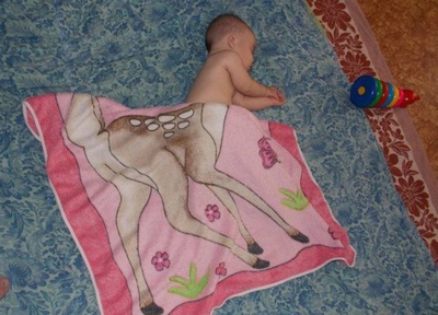 Ребенок спит под одеялом с рисунком конского туловища